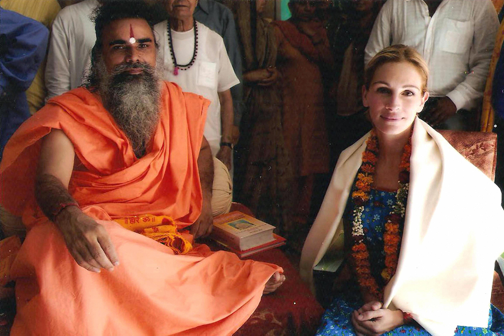 julia-roberts-with-indian-priest-swami-dharmdev.jpg